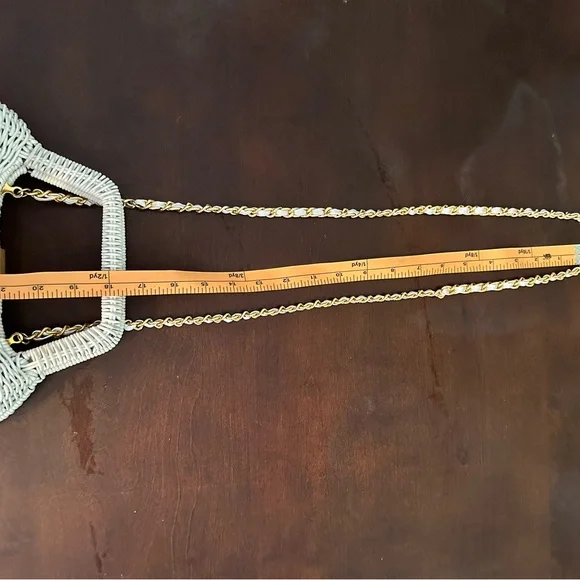 Vintage Wicker Clam Shell Style Purse - Picture 9 of 9